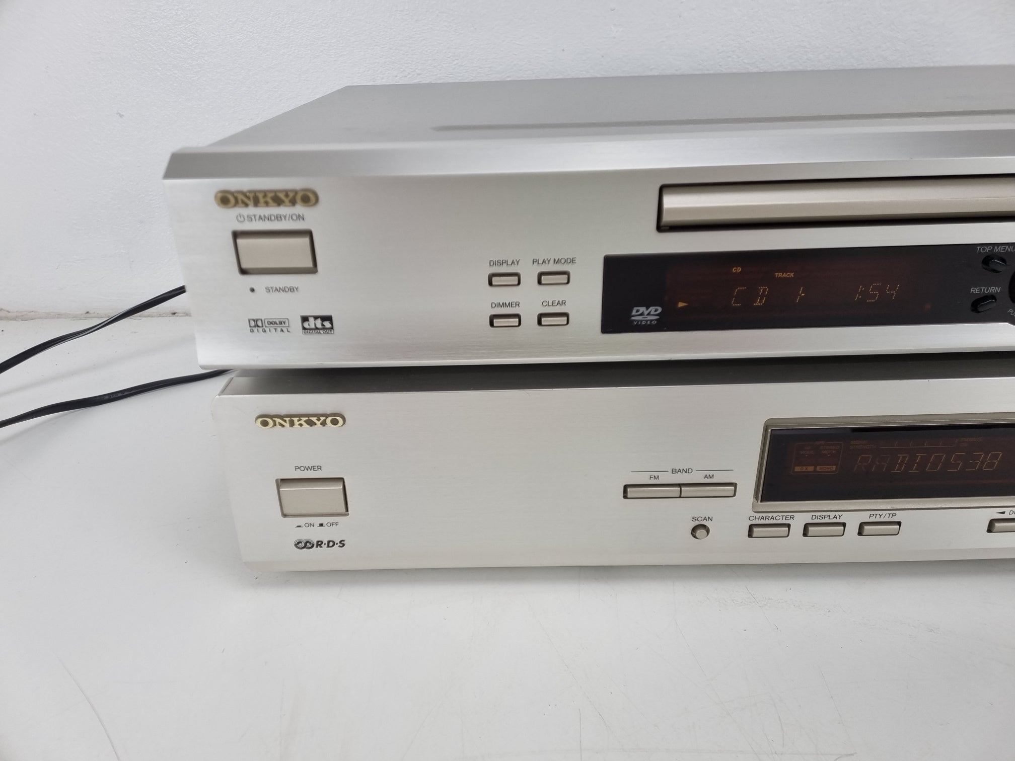 Onkyo DV-SP402E DVD PLAYER - T-4211 FM Stereo / AM Tuner