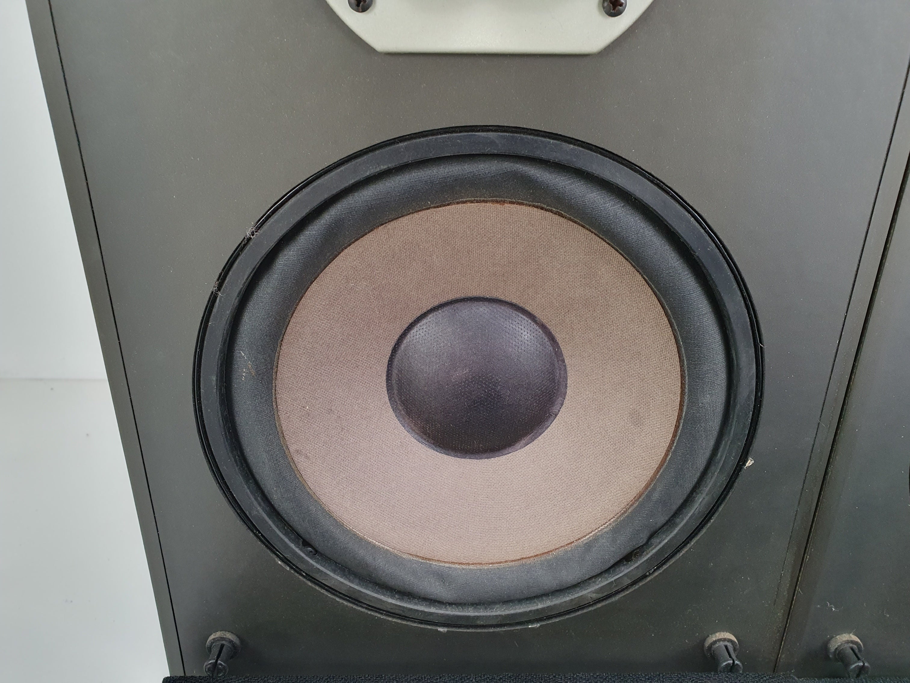Akai SR-1100 Vintage boekenplankspeakers - Eén werkt niet volledig