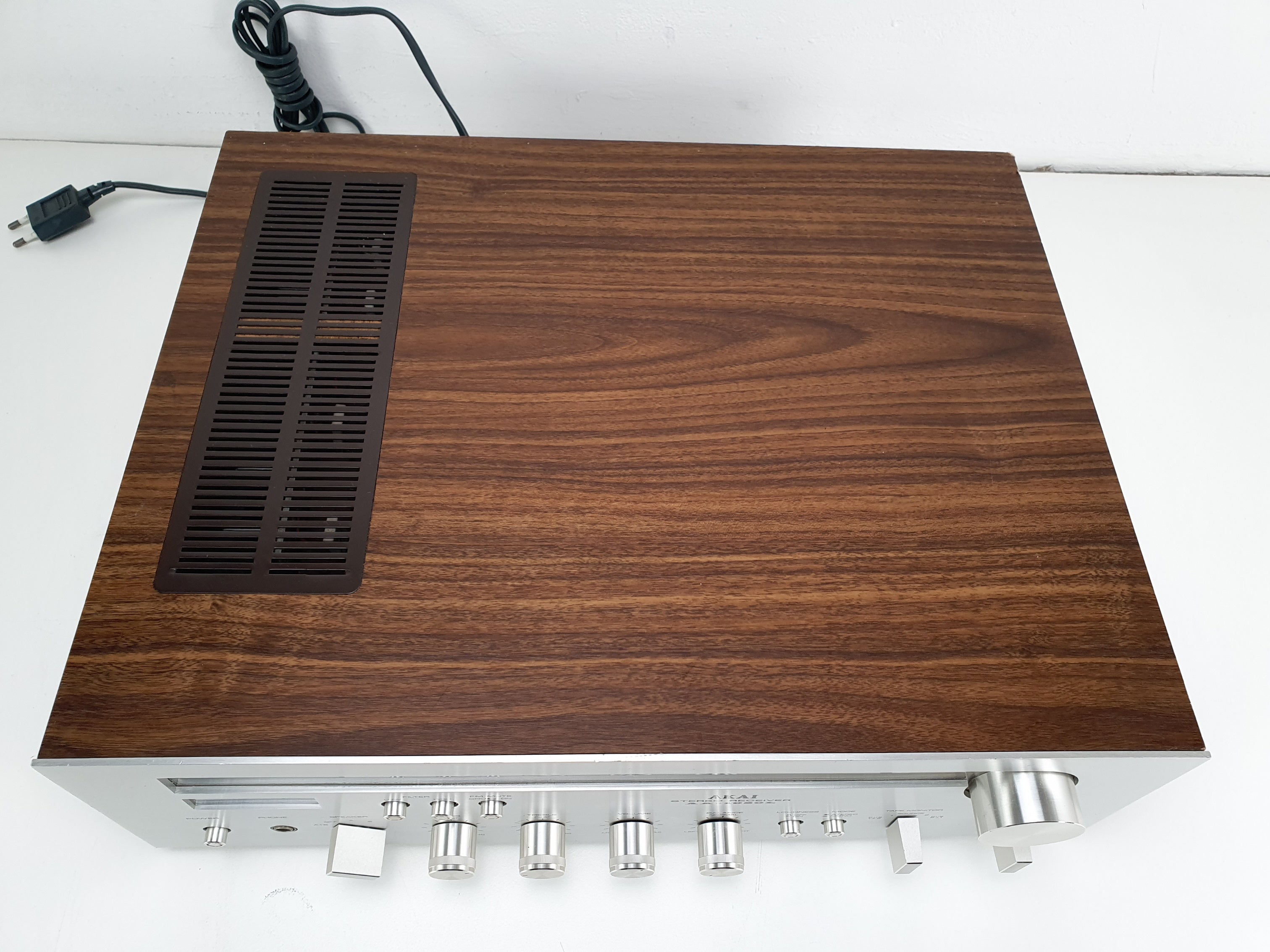 Akai AA-1020L, een mooie stereo-ontvanger, is volledig nagekeken en onderhouden.