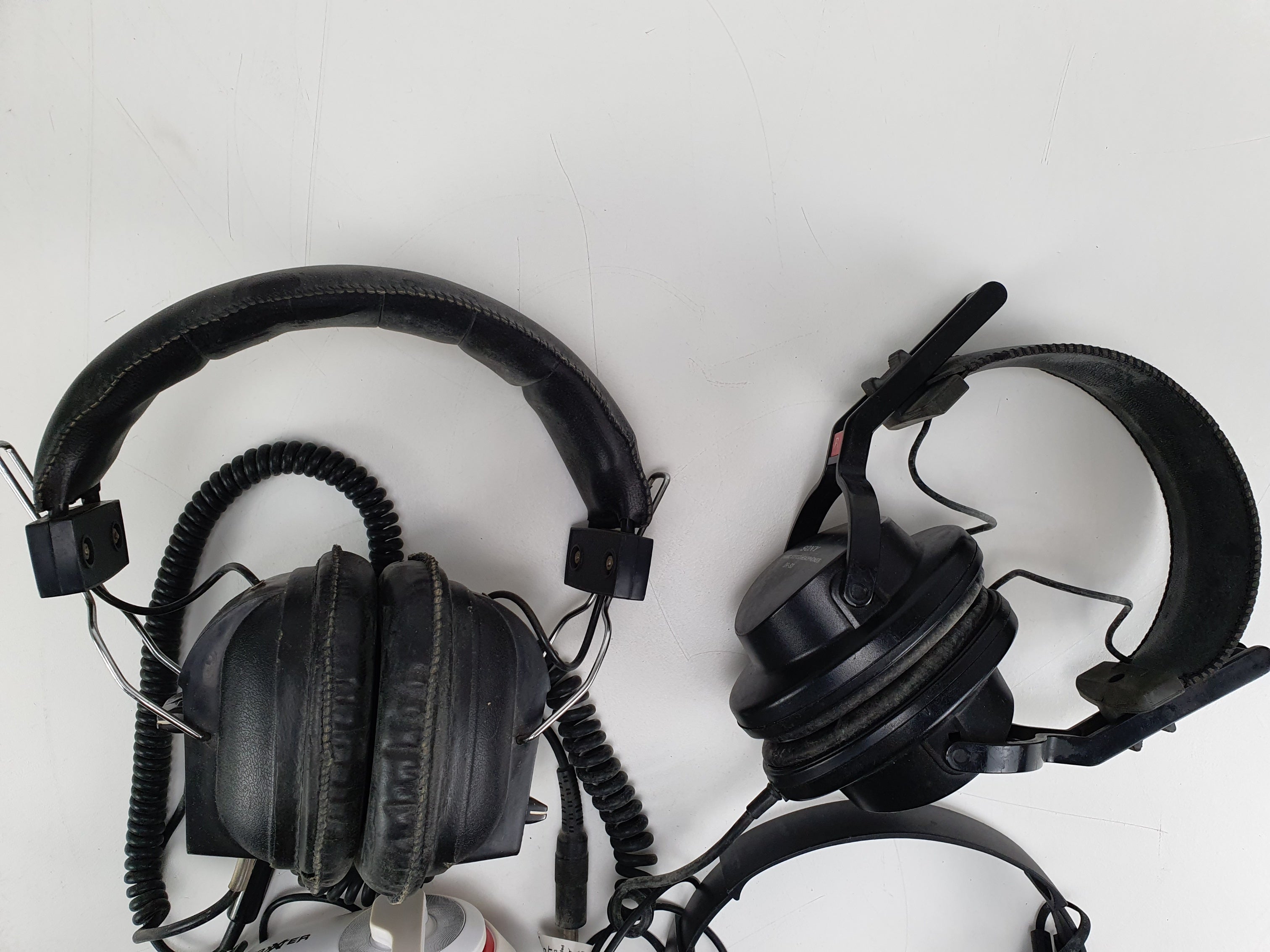 Diverse partij met 4 koptelefoons van verschillende merken - 2 werkend, 2 worden verkocht zoals ze zijn.