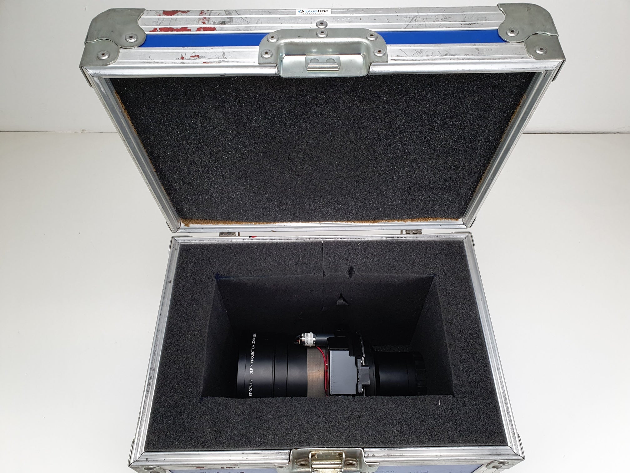 Panasonic PT-D1000E Big projector in flightcase, with flight frame,  ET-D75LE2
