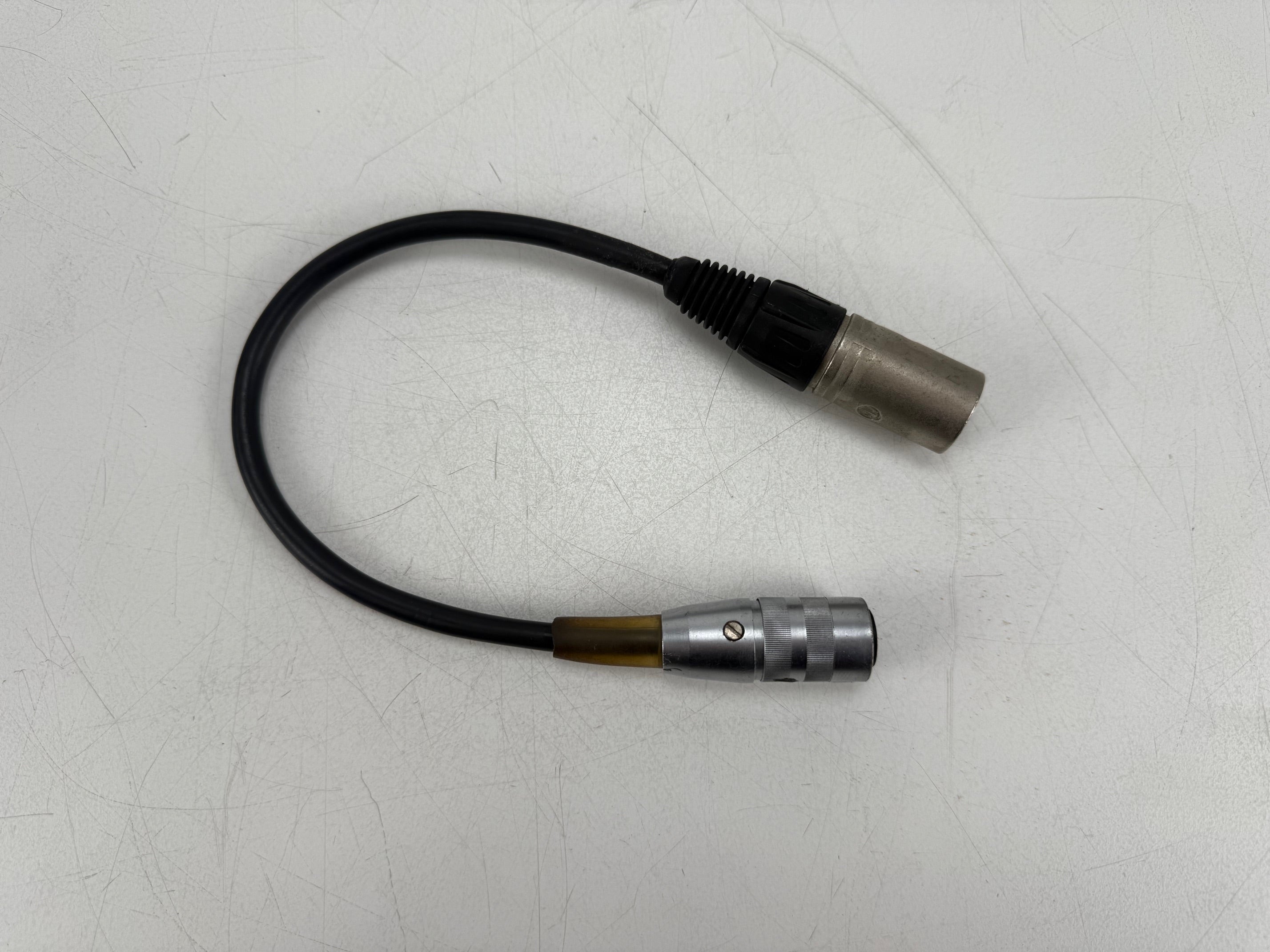 AKG D 202 CS dynamische microfoon met dubbele capsule, inclusief koffer en DIN-naar-XLR-connector.
