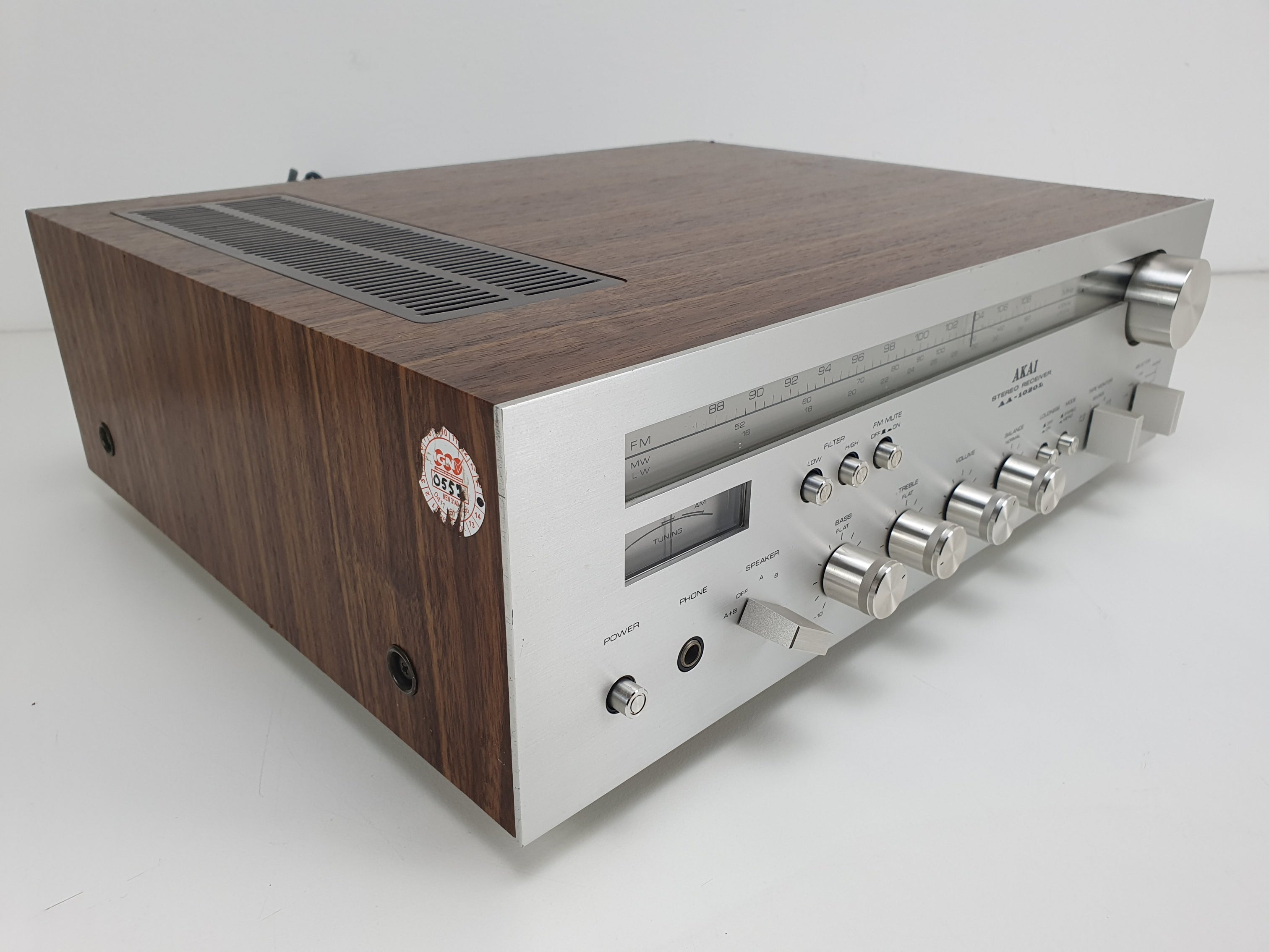 Akai AA-1020L, een mooie stereo-ontvanger, is volledig nagekeken en onderhouden.