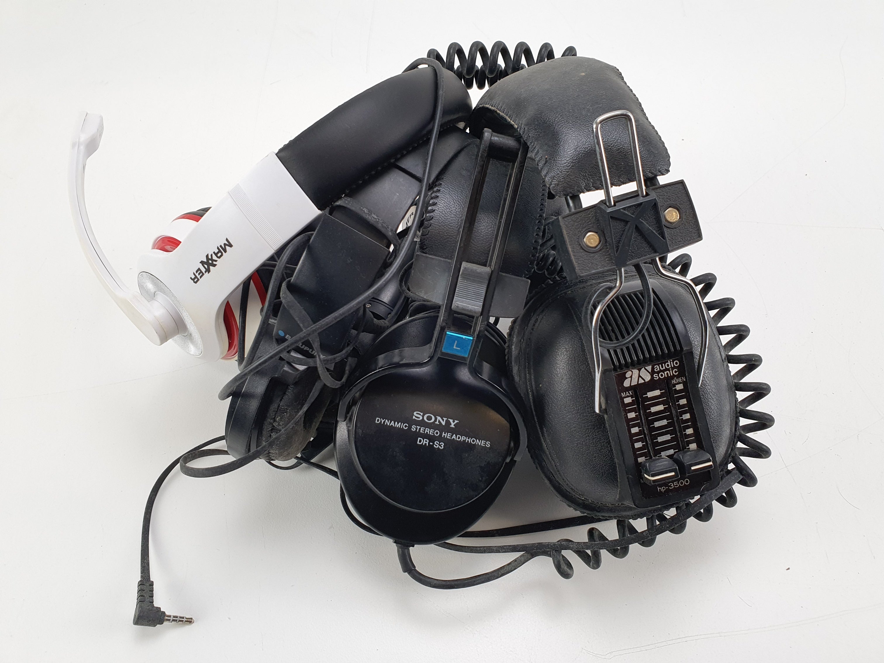 Diverse partij met 4 koptelefoons van verschillende merken - 2 werkend, 2 worden verkocht zoals ze zijn.