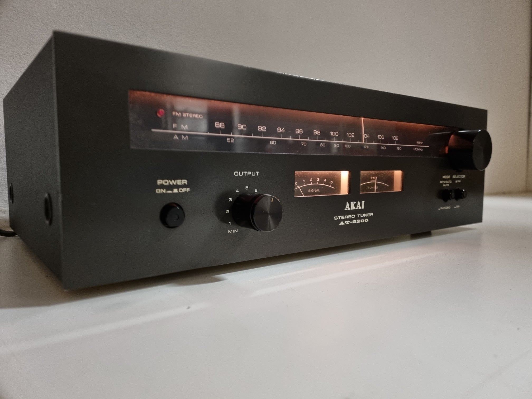 Akai AT-2200 - Vintage tuner met nieuwe verlichting - Zwart