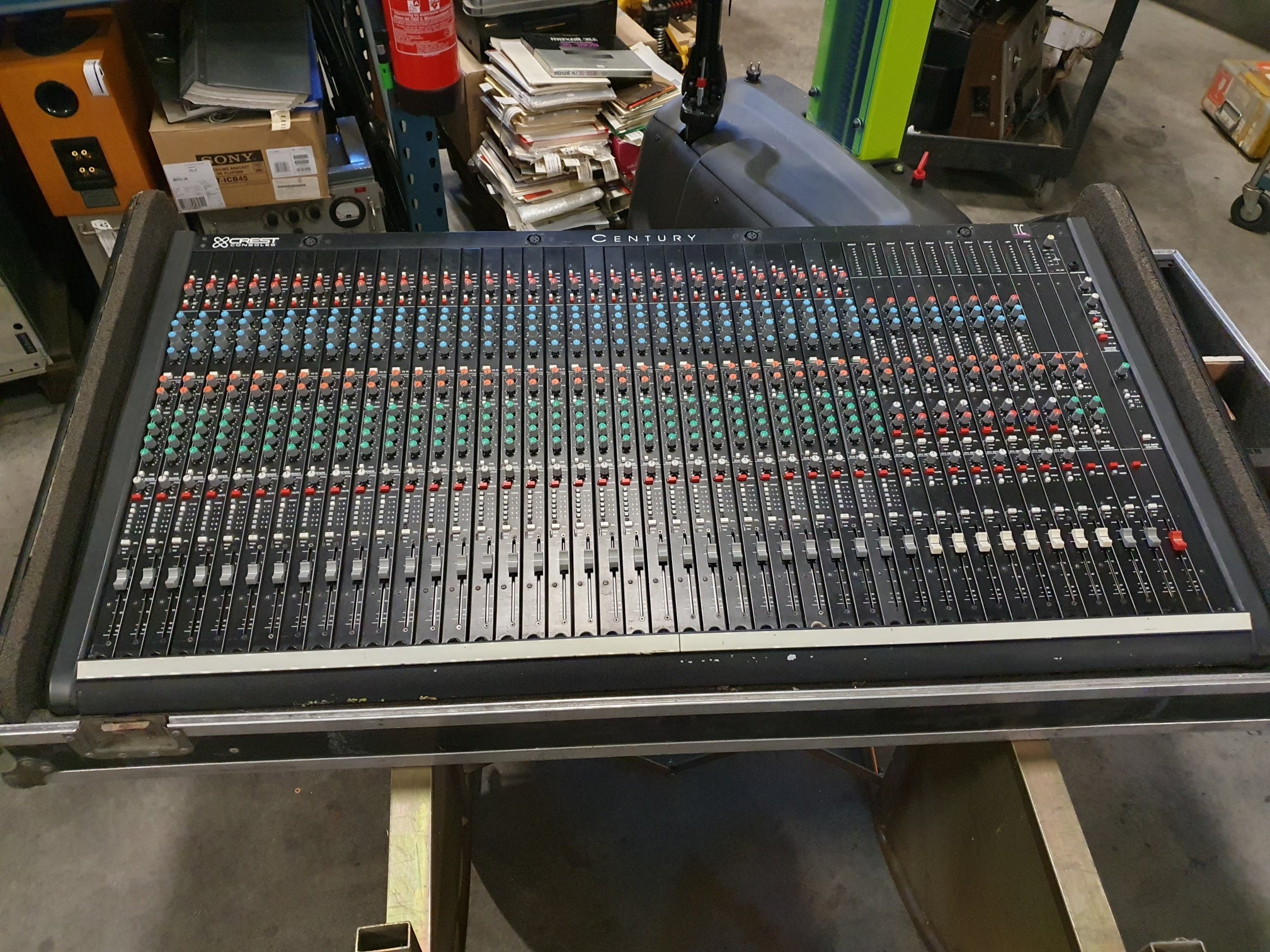 Crest Audio live/studio console - 32-8-2 - Incl PSU and flightcase - Sold as is