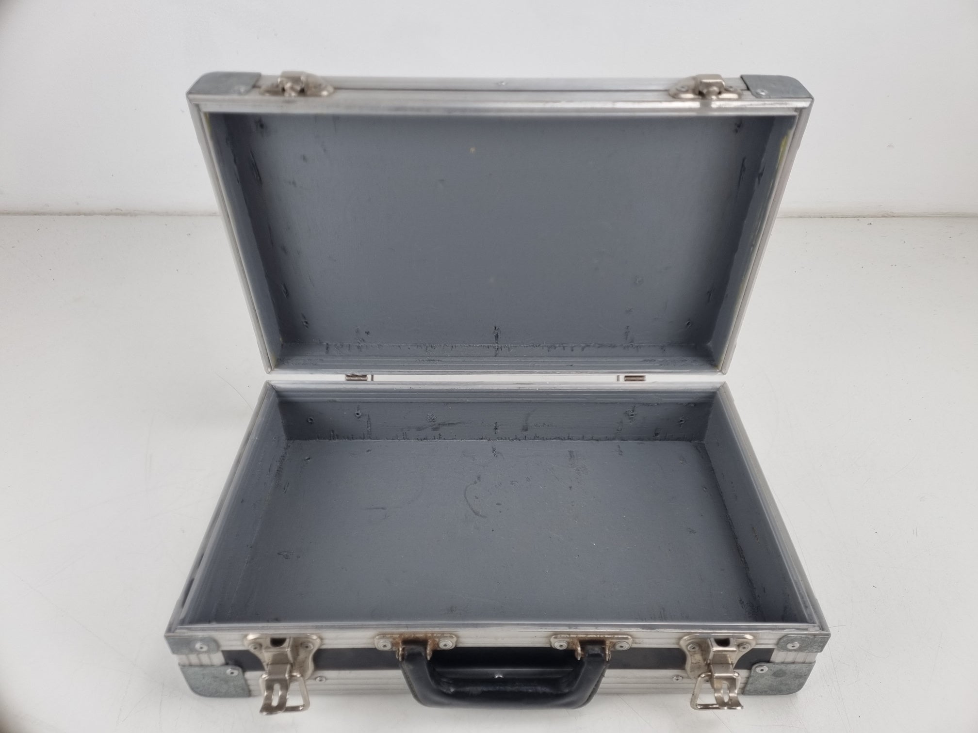 Stevige flightcase/roadcase - Ideaal voor het opbergen van microfoons enz.