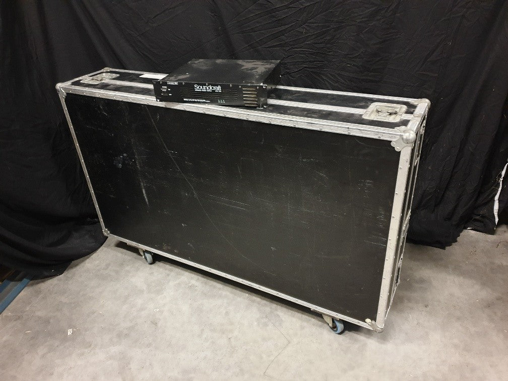 Soundcraft SM12 40-kanaals mengpaneel in flightcase met voeding.