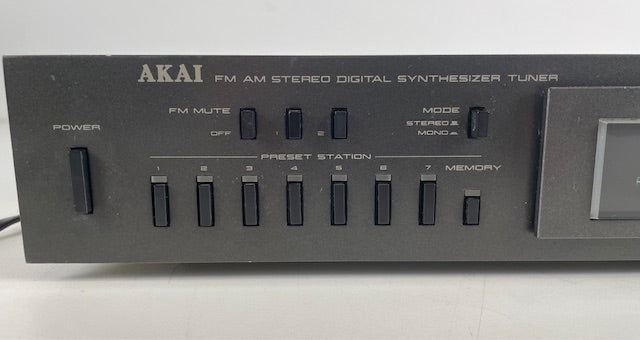 Akai AT-V04 AM/FM stereo digitale synthesizer tuner