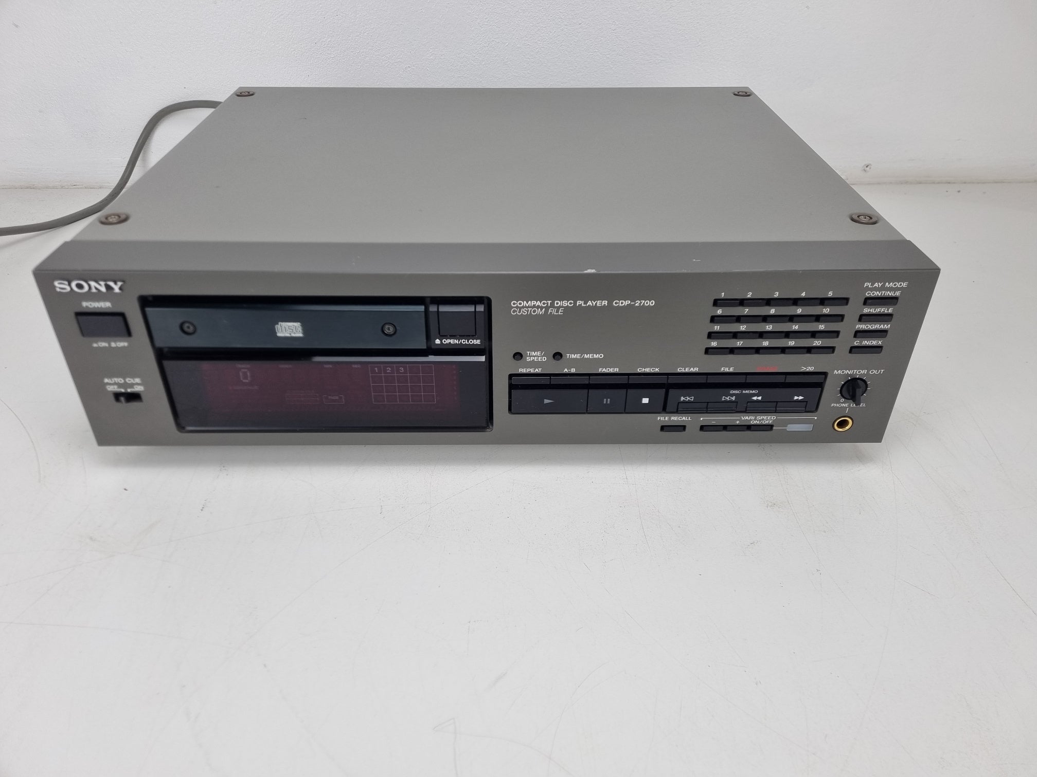Sony CDP-2700 - Pro Compact Disc Player - XLR out - Very nice condition